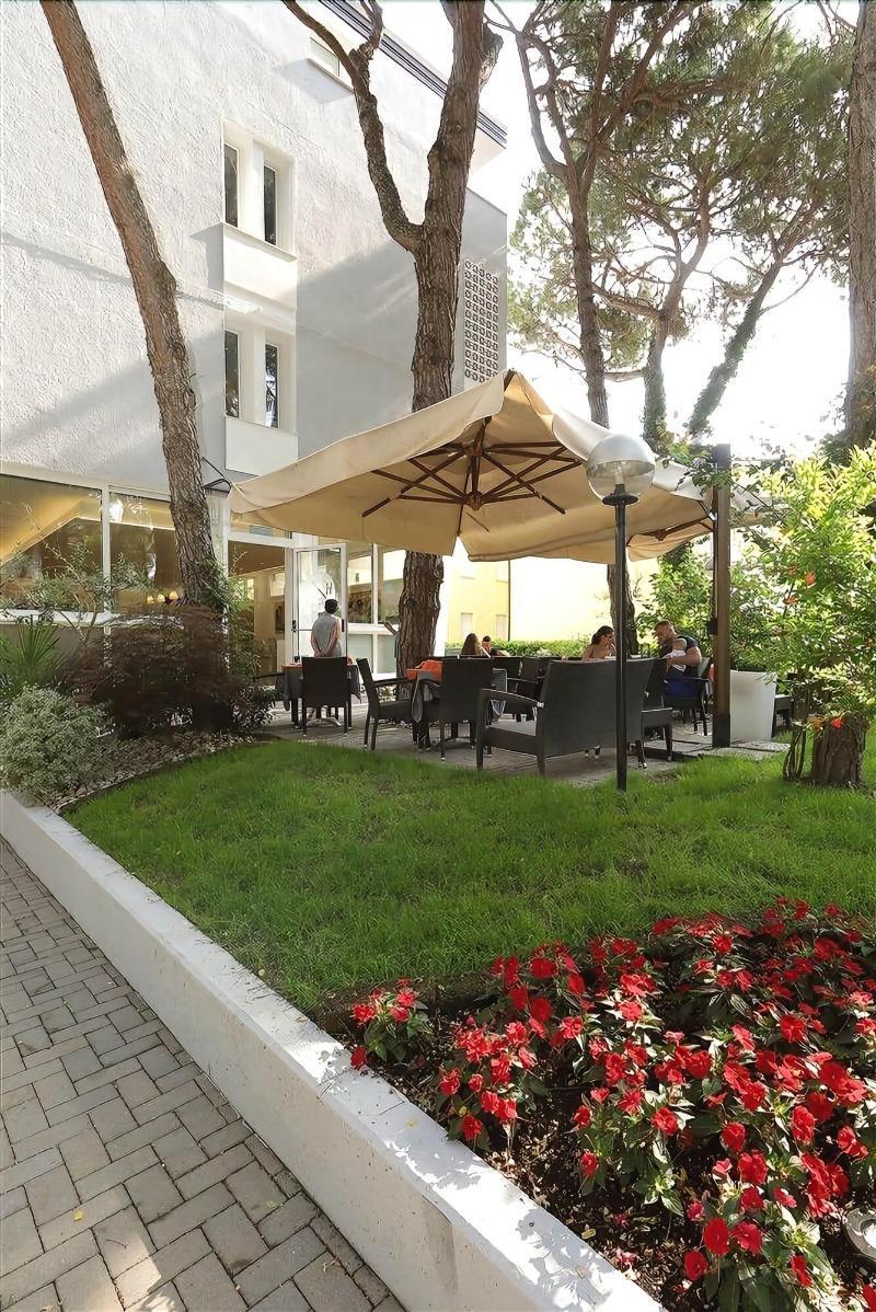 Hotel Meublè Zenith Lignano Sabbiadoro Exterior foto