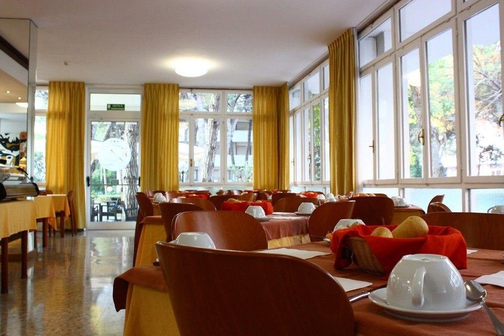 Hotel Meublè Zenith Lignano Sabbiadoro Exterior foto