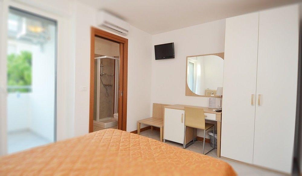 Hotel Meublè Zenith Lignano Sabbiadoro Exterior foto